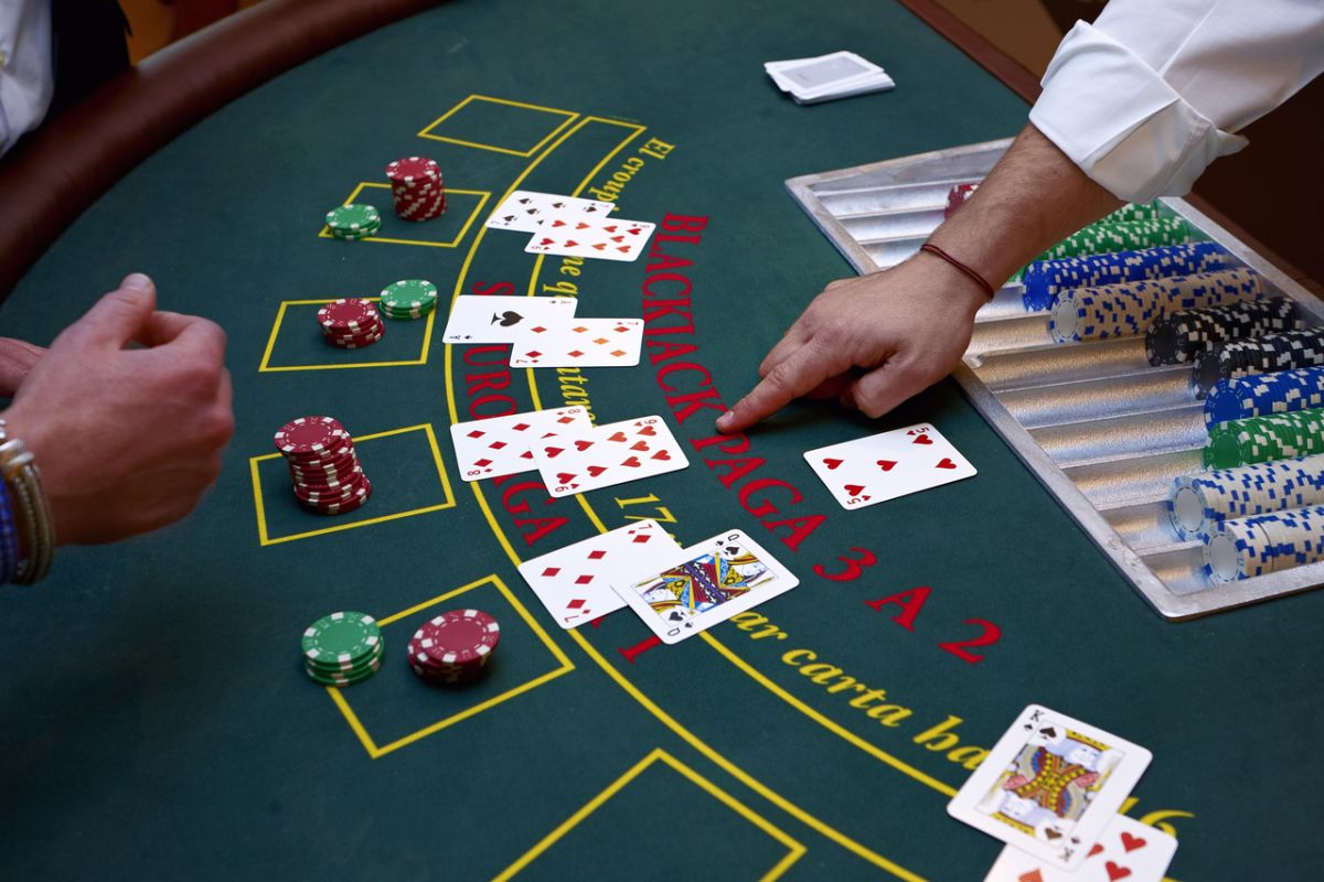 How Fred Smith rescued FedEx from bankruptcy by playing blackjack in Las  Vegas