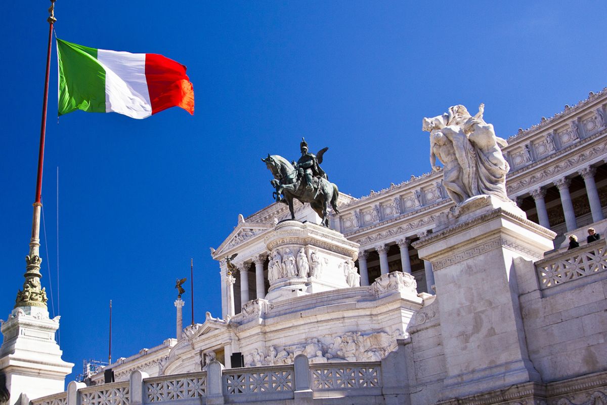Экономика страны италии. Экономика Италии. Флаг Италии. Италия финансы. Законодательство Италии.