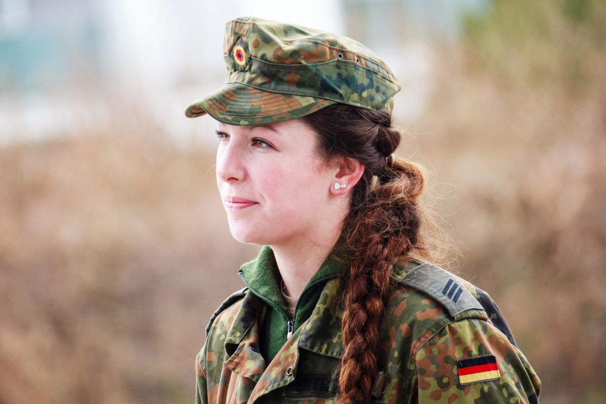 Eine junge Bundeswehr-Soldatin während ihrer Ausbildung in Fussen. 